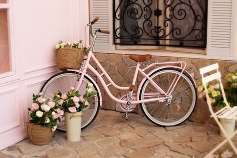 Pink bike with basket with bouquet flowe... | Premium Photo #Freepik #photo #flower #pink #vintage #space Street Coffee Shop, Coffee Shop Vintage, Pretty Bicycle, Bicycle Aesthetic, Bici Retro, Aesthetic Bike, Bike With Basket, Pink Bicycle, Street Coffee