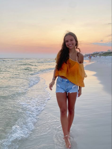 Cute Fits For Vacation, Casual Summer Beach Outfits, Summer Outfits For Brunettes, Jean Beach Outfit, Summer Fits Vacation, Beach Outfit Inspo Summer Vacation, Cali Girl Outfits, Beach Girl Outfits Aesthetic, Florida Girl Outfits