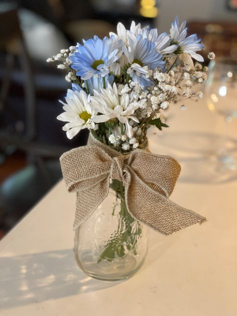 Daisies, baby’s brearh, burlap ribbon, Mason jar Daisy Flower Arrangements Mason Jars, Bbq Decor, Jars Decoration Ideas, Burlap Mason Jars, Rehearsal Dinner Decorations, Baby Wreath, Ball Jar, I Do Bbq, Jar Ideas