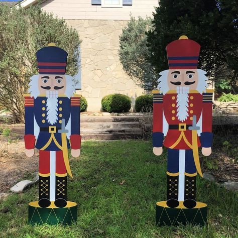 Nutcracker Display, Nutcrackers Display, Diy Nutcracker, Diy Outdoor Toys, Christmas Toy Soldiers, Nutcracker Christmas Decorations, Christmas Soldiers, Christmas Yard Art, Nutcracker Soldier