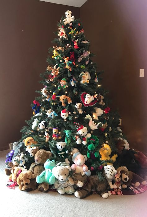 Christmas Tree With Stuffed Animals, Christmas Tree Stuffed Toys, Animal Theme Christmas Tree, Toy Christmas Tree Theme, Stuffed Animal Christmas Tree, Christmas Tree With Toys, Crismas Tree, Chakra Tattoo, Glamorous Christmas