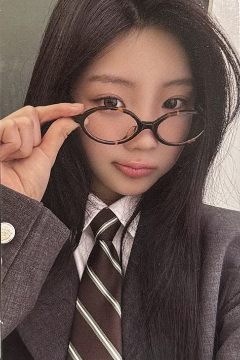 i’ll-it 아일릿 wonhee ILLIT SUPER REAL Me Hellolive photocard cute selca icon Illit Photocard, K Pop Photocards, Wonhee Illit, Photocards Kpop, Pretty Hearts, Kpop Photocards, Desired Reality, Paparazzi Photos, One Pic