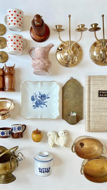 Curated Thrift Store, Gold Trinkets Decor, How To Display Glassware, Antique Eclectic Decor, Vintage Decor Pieces, Thrifted Vintage Decor, Instagram Thrift Shop Ideas, Funky Vintage Decor, Thriftmas Ideas