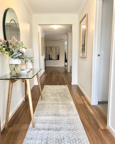 Hallway Runners Ideas, Entrance Hall Decor, Hall Runner Rugs, Casa Clean, Beautiful Entryways, Entryway Runner, Runner Rug Entryway, Hallway Designs, Entrance Interior