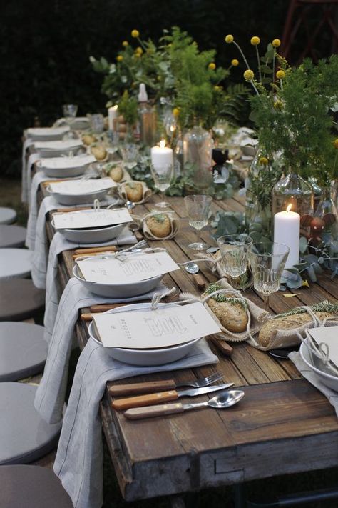 LZF Garden Party Table Setting: Simple Classy Table Setting, Sukkah Tablescape, Foods Dinner, Outdoor Dinner Party, European Christmas, Tafel Decor, Outdoor Dinner Parties, Wine Dinner, Party Table Settings