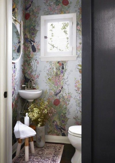 wallpapered tiny bathroom ideas Luxury Small Bathroom, Tiny Bathroom Makeover, Makeover Kamar Mandi, Downstairs Toilet, Small Bathroom Makeover, Small Bathroom Design, Tiny Bathroom, Bathroom Wallpaper, Small Bathroom Decor