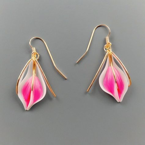 🌸 Stunning Pink Pansy Petal Resin Earrings 🌸 Add a touch of elegance to your accessory collection with our handcrafted pink pansy petal resin earrings! 🌷✨ These unique earrings capture the delicate beauty of real pansy petals encased in crystal-clear resin, making them the perfect statement piece for any outfit. Lightweight and hypoallergenic, they’re designed for comfort and style. 🌟 Swipe to see the intricate details and vibrant colors up close! 👀💖 Shop now and elevate your jewelry game ... Resin Making, Resin Polymer Clay, Delicate Beauty, Resin Earrings, Clear Resin, Unique Earrings, Pansies, Intricate Details, Clay Jewelry