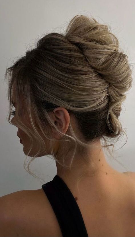 21 Trendsetting Summer Hairstyles for Medium Hair 2024: Styles to Sizzle This Season Prom Hair Updo, Wedding Hair Up, Guest Hair, Bridesmaid Hair Makeup, Summer Hairstyles For Medium Hair, Wedding Hair Inspiration, Low Bun, French Hair, Bridal Hair And Makeup