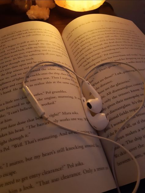 reading aesthetic is everything (my image!!) Book With Headphones, Herbst Bucket List, Reading Motivation, Library Aesthetic, Reading Aesthetic, Photographie Inspo, Junior Year, Images Esthétiques, Autumn Aesthetic