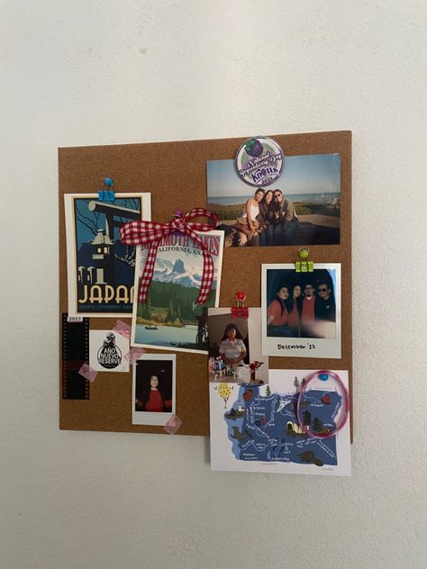 Room Desk Wall Decor, Aesthetic Ways To Display Photos, Photo Wall Art Ideas, Pin Board Inspo Aesthetic, Cottage Core Dorm Decor, Roommate Dorm Ideas, Room Photo Wall Aesthetic, Creative Dorm Ideas, Wall Decor Ideas Dorm