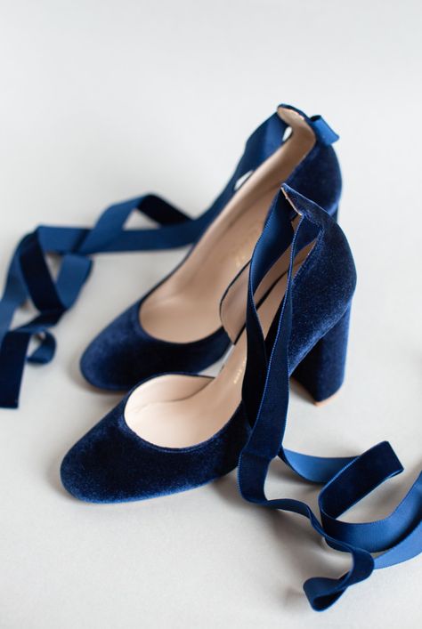 Dr Shoes, Fancy Shoes, Stil Inspiration, Blue Heels, Mode Inspo, Pretty Shoes, Court Shoes, Trendy Shoes, Mode Inspiration