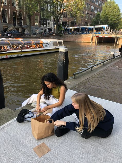 Amsterdam Life, Amsterdam Autumn, Life In Amsterdam, Amsterdam Girls, Photos For Vision Board, Picnic Spring, Creating A Vision, Travel Amsterdam, Dreams And Goals