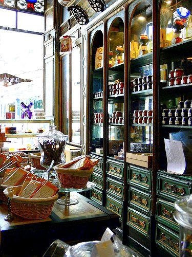 gorgeous shelving Altar Inspiration, Old Country Stores, Chocolate Shop, Store Displays, Shop Interiors, Shop Ideas, Candy Shop, Lighting Store, Back To Nature