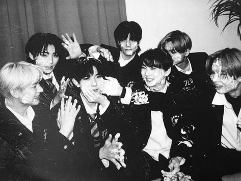 drunk dazed era cute group pic ot7 selca enha sunoo sunghoon heeseung jungwon jay ni-ki jake Enhypen Black And White Wallpaper Laptop, Enhypen Ot7 Horizontal, Enhypen Black And White Header, Enhypen Widgets Black And White, Enhypen Ot7 Black And White, Enhypen Google Chrome Wallpaper, Enhypen Horizontal Photo, Enhypen Medium Widget, Enhypen Black Icon