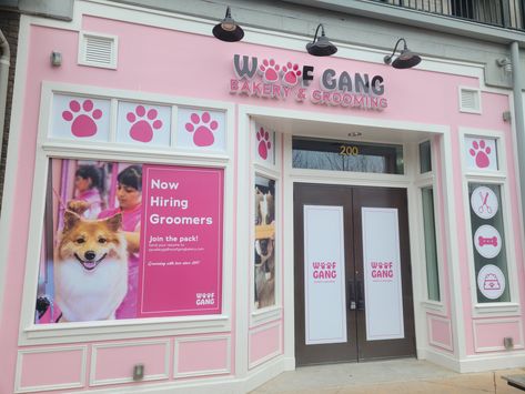 Dog Spa Ideas Pet Grooming, Woof Gang Bakery, Pink Dog Grooming Salon, Dog Salon Ideas Interior Design Pet Grooming, Dog Grooming Rooms At Home, Pet Shop Design Interior, Pet Grooming Salon Ideas Design, Grooming Salon Ideas Design, Doggy Daycare Business