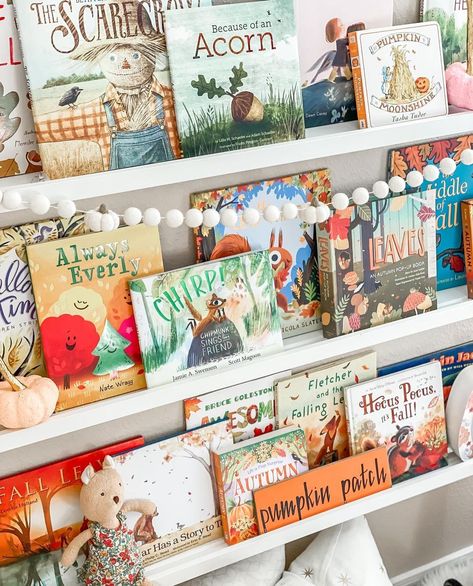 📸 @kristensellentin Fall Bookshelf Decor, Read Aloud Picture Books, Holiday Bookshelves, Thanksgiving For Kids, Fall Bookshelf, Fall Reading List, Fall Books, Fall Reading, Kids Library