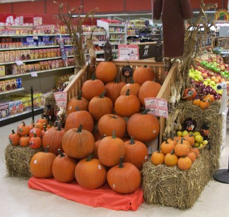 Pumpkin Displays Retail, Fall Produce Displays, Farmers Market Display, Pumpkin Varieties, Supermarket Display, Pumpkin Stand, Produce Displays, Pumpkin Stands, Halloween Snack