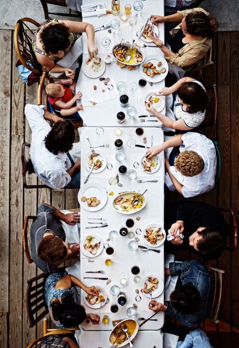 21 Things to Do to Host Lots of Family without Breaking a Sweat God Mat, Snacks Für Party, Dinner With Friends, Long Table, Beltane, Thanksgiving Table, Family Dinner, Food Styling, Food Photo