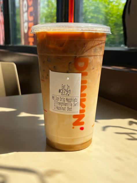 Dunkin Iced Macchiato, Dunkin Iced Caramel Macchiato, Iced Macchiato, Dunkin Iced Coffee, Dunkin Coffee, Coffee Orders, Cafe Recipes, Ice Caramel Macchiato, Caramel Drizzle