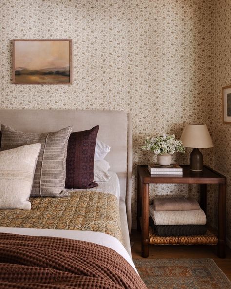 Amber Lewis | As y’all probably know by now, I love a patterned wallpaper (have you seen my stories this week!??) We recently put it up in the Shoppes… | Instagram Garrison House, Amber Interiors Design, Pretty Furniture, Amber Lewis, Shoppe Amber Interiors, Modern Vintage Decor, Traditional Bedroom, Amber Interiors, Grasscloth Wallpaper