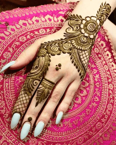 Eid Mehendi, Henna Design Ideas, Engagement Henna, Party Henna, Beautiful Simple Mehndi Design, Henna Flower, Latest Arabic Mehndi Designs, Simple Mehendi, Modern Mehndi