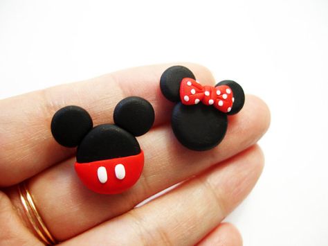 Clay Mickey Und Minnie, Cercei Din Lut Polimeric, Flori Din Lut, Miki Fare, Polymer Clay Kunst, Fimo Kawaii, Crea Fimo, Studs Diy, Clay Keychain