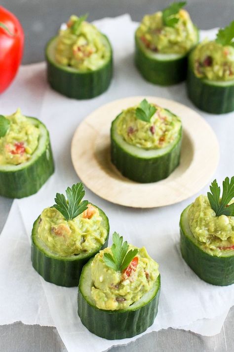 Greek Avocado and Feta Cucumber Cups #greek #avocado #cucumber Feta Cucumber, Avocado Appetizer, Cucumber Cups, Avocado Recipes Healthy, Avocado Dessert, Grilled Fruit, Stuffed Avocado Healthy, Snacks Für Party, Avocado Recipes