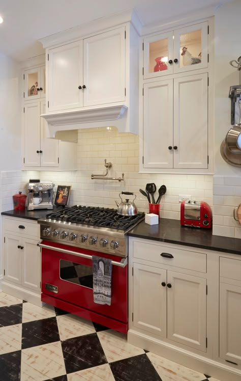 Red Accent Kitchen Decorating Ideas, Kitchen With Red Stove, Yellow Red Kitchen, Black White Red Kitchen, Kitchen With Red Appliances, Red And White Kitchen Ideas, Kitchen With Red Accents, Red Farmhouse Kitchen, Red Kitchen Accents