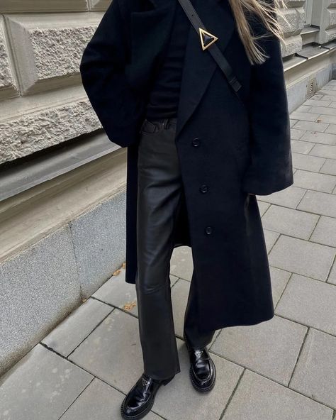 We've Figured Out What to Wear With Chunky Loafers | Who What Wear Elina Olofsson, Loafers Outfit Winter, Loafers Street Style, Chunky Loafers Outfit, Black Loafers Outfit, Outfits Uni, Leather Trousers Outfit, Loafers Outfits, Loafer Outfits