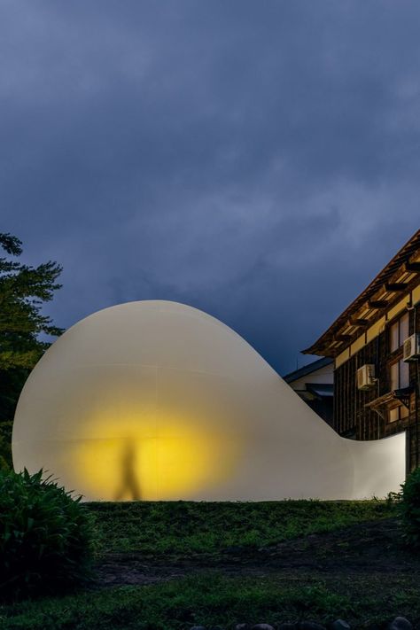 The Ephemeral Bubble installation is lit up in the evenings. Old Japanese House, Mobile Architecture, Mad Design, Mad Architects, Japanese Countryside, Houses In Japan, Exposition Photo, Giant Bubbles, Japan Architecture