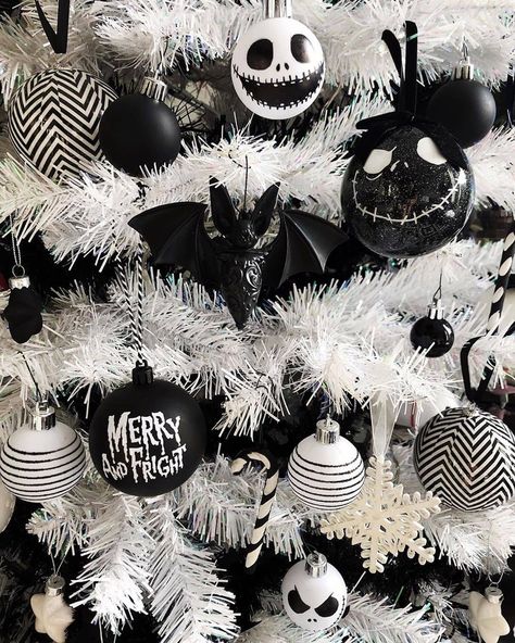 Viral Goth Daily🖤🥀🌙 on Instagram: “🖤🌔🌕🌖🖤 by : @rosie.bud Follow @viralgothdaily . . . . #gothgoth #gothgirl #gothstyle #gothmodel #grunge #gothmakeup  #alternativefashion…” Wood Christmas Decor, Black Christmas Decorations, Nightmare Before Christmas Tree, Nightmare Before Christmas Decorations, Creepy Christmas, Dark Christmas, Adornos Halloween, Grey Christmas, Black Christmas Trees