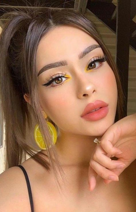 Eyeliner Brown Eyes, Hippie Makeup, Yellow Eye Makeup, Concert Makeup, Ideas De Maquillaje Natural, Yellow Makeup, Yellow Eyeshadow, Casual Makeup, Summer Makeup Looks