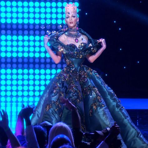 The 100 Best RuPaul’s Drag Race Looks of All Time Crystal Outfit, Drag Dresses, Violet Chachki, Queen Outfits, Drag Queen Outfits, Race Outfit, Rupaul Drag Queen, King Outfit, Purple Wedding Dress