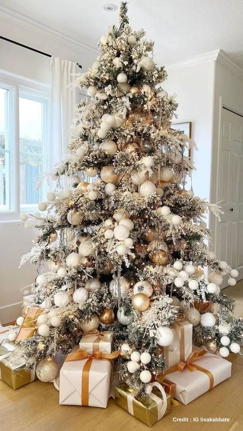 45+ Creative Christmas Tree Themes & Ideas for 2023 - HubPages Elegant Christmas Tree Decorations, Christmas Tree Inspo, Neutral Christmas Decor, Christmas Tree Decorating Themes, Creative Christmas Trees, Elegant Christmas Trees, Glam Christmas, Christmas Themes Decorations, A White Christmas