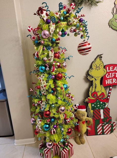 Hobby Lobby Grinch Tree Decorated, The Grinch Tree Decorations, Grinch Christmas Wrapping Ideas, Grinch Christmas Village, Grinch Office Decorating Ideas, Grinch House Decoration, The Grinch Decorations, Grinch Trees Ideas, Grinch Themed Christmas Tree