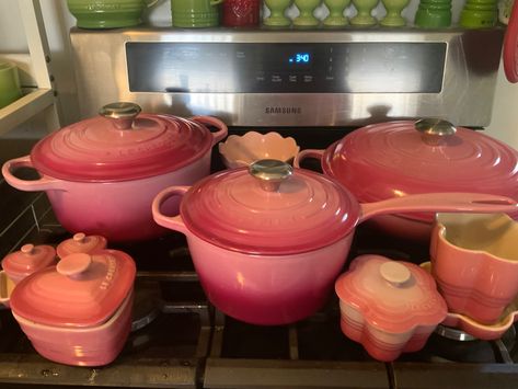 Cute Pots And Pans Aesthetic, Art Deco Dishware, Pretty Pots And Pans, Cool Dishware, Cute Cooking Pots, Pretty Kitchen Decor, Cool Kitchenware, Cute Cookware, Cute Plates Aesthetic