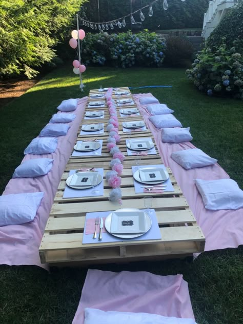 Baby Shower Color Themes, Pallet Picnic, Graduation Picnic, Beach Picnic Party, High School Graduation Party Ideas, Picnic Party Decorations, 18th Birthday Party Themes, Picnic Snacks, Sweet Sixteen Birthday Party Ideas