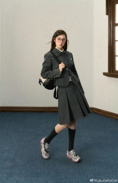 Acubi Photoshoot, Y2k Office Outfits, Gorp Outfit, 2000s Office Fashion, Taobao Fashion Outfits, Grunge Office Outfit, Xiaohongshu Outfits, Outfits Y2k Grunge, Grunge Outfits Y2k