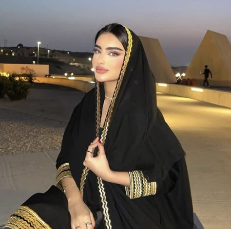 Hijabi Fashion Summer, Abaya Outfit, Muslim Culture, Hijabi Fits, Modest Fits, Arab Beauty, Mode Abaya, Hijabi Aesthetic, Best Poses For Pictures