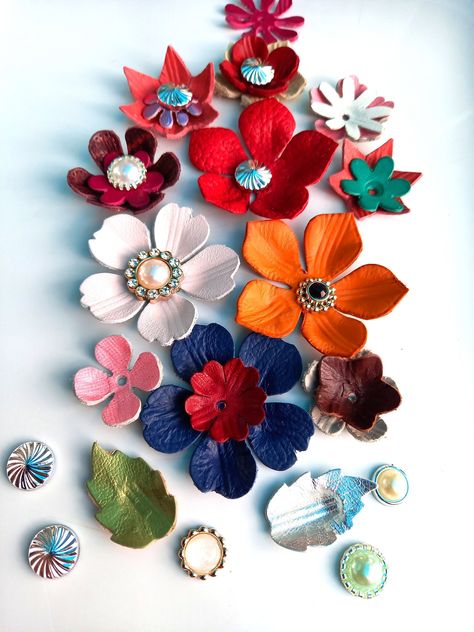 Pretty leather flower set of 19, 29 or 49 flower cutouts!! Size: 6cm, 5cm, 3.5cm, 2cm This offer will surprise you with the variety of these flowers. Many used stencils, many colors will touch your heart. It is my best-selling product, since its release I have added many stencils and many new leather skins. I will always add something new as a surprise. Flowers for gluing (without hole) or sewing with 1 hole 1.5 mm in size. Please enter your request in the personal request window. There are several leather flowers available Surprise Flowers, Touch Your Heart, Leather Flower, Flower Diy Crafts, Flower Stamp, Flower Template, Leather Skin, Leather Flowers, Leather Hide