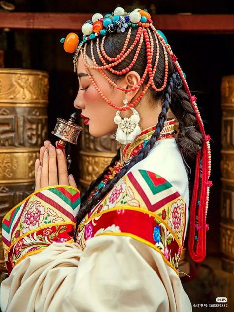 Tibetan Clothing, History Fashion, Folk Fashion, Foto Art, Traditional Fashion, Folk Costume, World Cultures, Pinterest Account, Traditional Dress