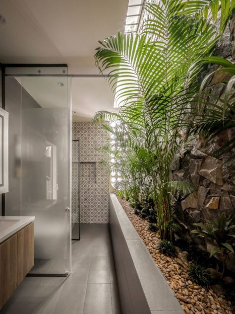 Tropical Toilet Design, Bathroom Tropical Design, Small Open Bathroom, Bathrooms With Plants, Tropical Townhouse, Bathroom Ideas With Plants, Modern Tropical Bathroom, Plant In Bathroom, Bathroom With Plants