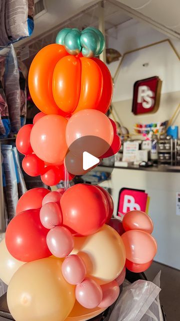 Linda | Balloon Artist & Social Media Coach on Instagram: "Cute little pumpkin topper for centerpieces.  Thanks @blancasdecoration for this idea 💡  #balloonito #balloonsatl #atlantaballoons #balloonstylist #celebratelife #balloonstylist #balloongarland #atlballoons #baloes #balloondecor #globos #palloncini #pshelium #atlantaballoondecor #decoração #falldecor #fallballoons" Balloon Pumpkin, Artist Social Media, Pumpkins And Flowers, Pumpkin Topper, Balloon Artist, The Fall, Balloons, Holidays, Social Media