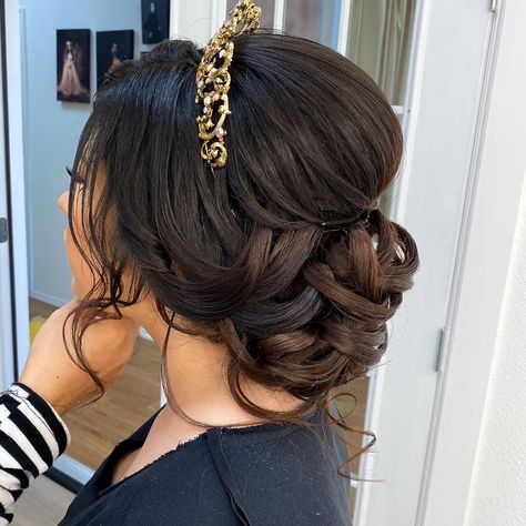 Quince style/ quinceañera hairstyle /quinceañera updo Dama Hairstyles, Elegance Hair, Wedding Bun Hairstyles, Quince Hairstyles With Crown, Low Bun Hairstyles, Quinceanera Hairstyles, Quince Hairstyles, Bow Hairstyle, Athletic Hairstyles