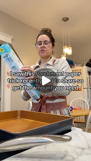 ᗰ ᗩ ᖇ ᒪ ᗩ 🔆 on Instagram: "This hack is SO good! Parchment paper is the worst, but also the best! #cookinghack #cookingtip #cookingtips #baking #bakingtip #bakinghack #backinghacks #parchmentpaper #parchmentpaperhack #parchmentpaperbattle #bakersofinstagram #homemakers" Parchment Paper Hacks, Lite Snacks, Paper Hacks, Baking Chart, Fancy Foods, Baking Secrets, Baking Hacks, Kitchen Help, Parchment Paper Baking