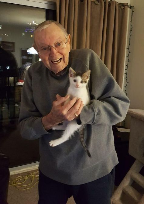 My Grandpa's Cat Passed Away. He Was Crushed And Didn't Want To Insensitively Replaced Her, But Was So Lonely He Let My Mom Help Him Find A New Kitten Grandpa Pictures, Cute Old People, Humanity Aesthetic, Grandpa Aesthetic, Grandpa Love, How To Play Dominoes, Fake Family, Old Grandpa, Cats And People