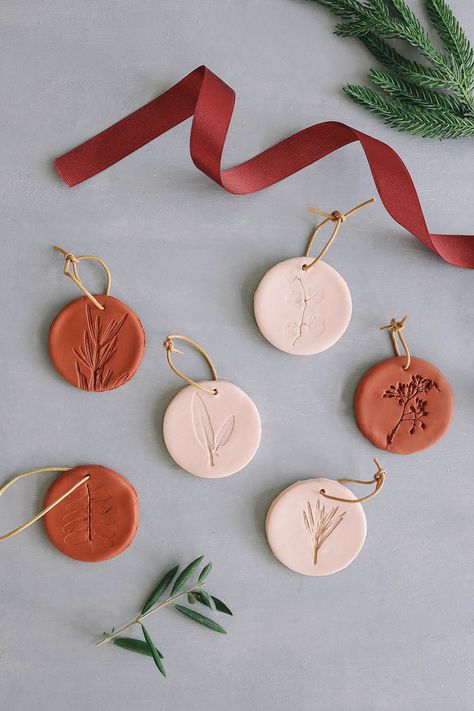 Make Own Christmas Decorations, Diy Christmas Branches, Clay Tags Diy, Ceramic Gift Tags, Diy Ornaments Clay, Handmade Clay Ornaments, Diy Christmas Ornaments Clay, Diy Christmas Ideas For Gifts, Christmas Decorations Clay