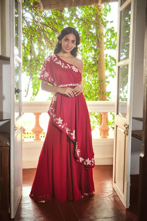 be53ee61104935234b174e62a07e53cfdesc46329730ri Lehenga Crop Top, Fashionable Tops, Indian Outfits Lehenga, Traditional Indian Outfits, Indian Dresses Traditional, Indian Gowns Dresses, Indian Gowns, Designer Party Wear Dresses, Party Wear Indian Dresses