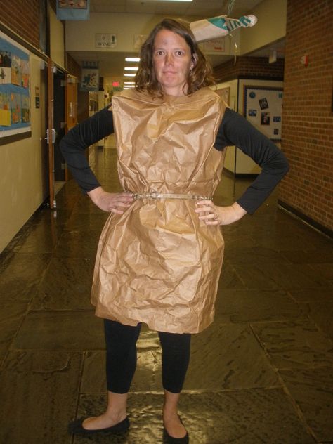 Paperbag Princess halloween costume. Giant leaf bag with arm and neck holes.  Leggings, a belt, and a crooked crown. Black smudges on face. Robert Munsch. Paper Bag Princess Costume, Easy Book Week Costumes, The Paper Bag Princess, Literary Costumes, Storybook Character Costumes, Book Characters Dress Up, Paper Bag Princess, Childrens Book Characters, Character Dress Up