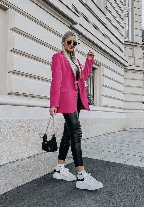 Look Com Blazer Pink, Blazer Fucsia Outfit Casual, Rosa Blazer Outfit, Outfit Rosa Invierno, Pink Blazer Outfit Winter, Outfits Con Blazer Fucsia, Outfit Con Blazer Rosa, Pink Blazer Outfit Classy, Winter 2023 Fashion Trends Women